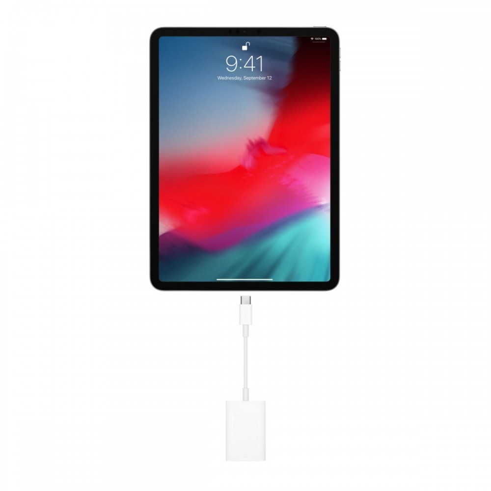 O adaptador USB‑C para Leitor de cartões SD transfere fotografias e vídeos de alta resolução a velocidades UHS‑II para o Mac, iPad ou iPhone com porta USB‑C — miniatura 3